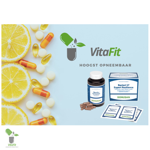 Nahrungsergänzungsmittel und Zitronen auf hellblauem Hintergrund.